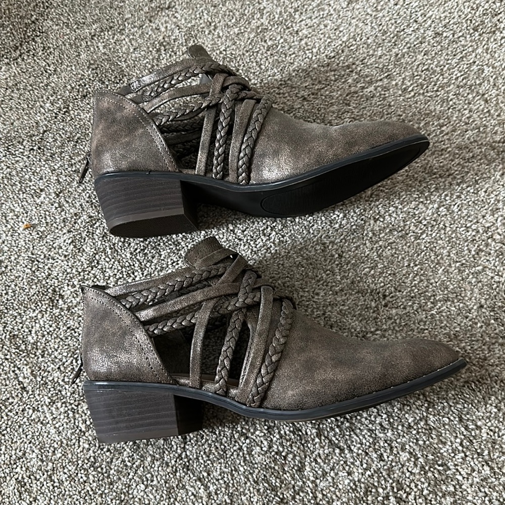 Shoes - Picture 4 of 6
